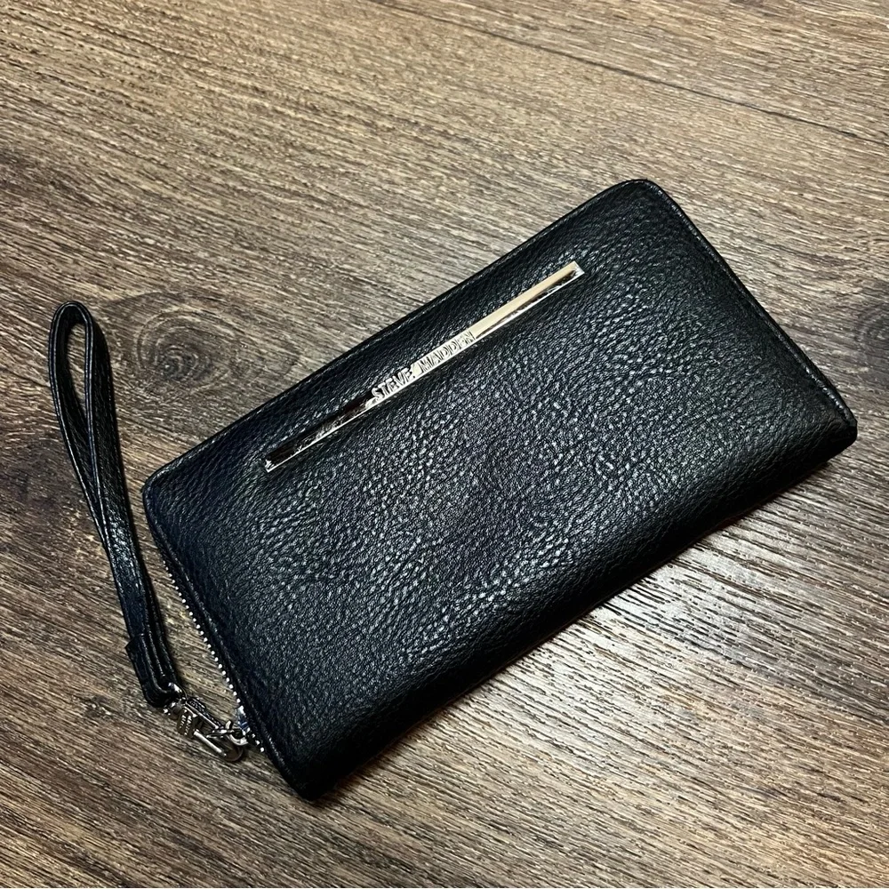 WOMEN'S STEVE MADDEN ZIP AROUND WALLET  black - Picture 8 of 9